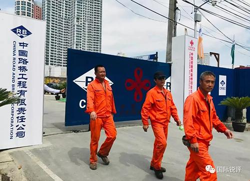 中国助力菲律宾实施许多民生项目。这是正在建设中的中国经援两座桥项目,有助于缓解首都马尼拉的拥堵难题。(图片来源:中央广播电视总台央视新闻)